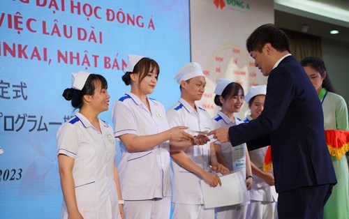 SV Điều dưỡng ĐH Đông Á nhận quyết định làm việc lâu dài tại Tập đoàn y tế xã hội Aijinkai, Nhật ngay trước lễ tốt nghiệp